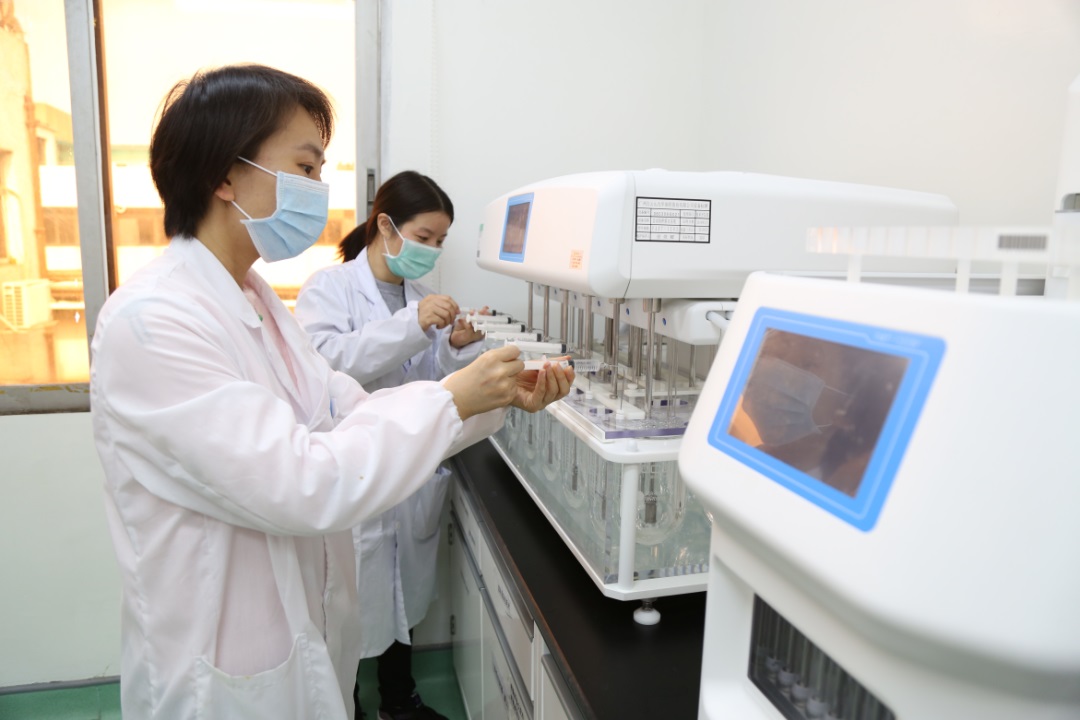 办公桌上的一瓶盐 ——可考究也可以迁就的腾博会官网研发人董穗娟