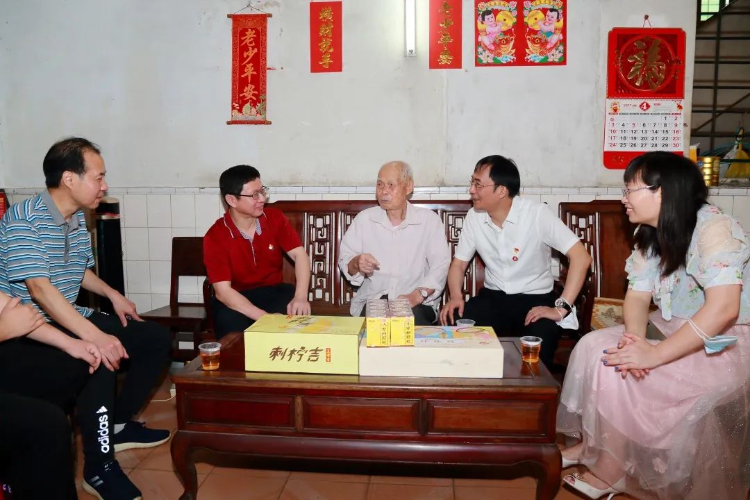 强国再起有我 传承劳模精神——白云山腾博会官网公司向导“五一”前夕走访慰问劳动模范和下层一线员工