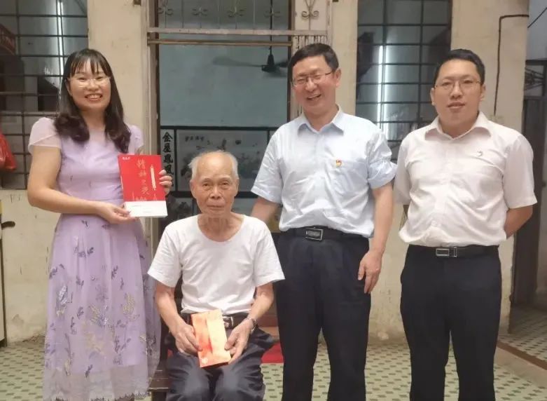 中秋慰问送真情 浓浓眷注暖人心——白云山腾博会官网公司慰问首届天下劳模陈雨池