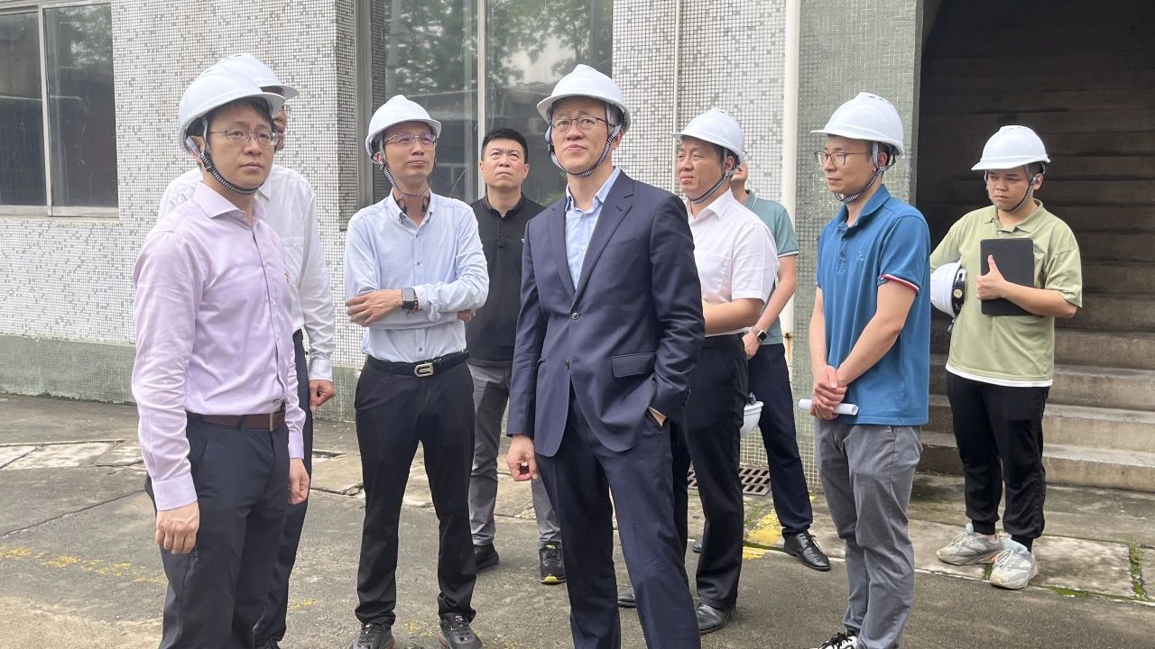 “五一”节前，，，，广药集团党委副书记、副董事长、总司理杨军带队到白云山腾博会官网公司开展清静检查事情